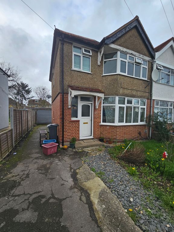 3 bed semidetached house to rent in Hatton Road, Feltham TW14, £2,300