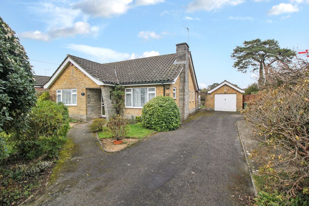 3 bed detached bungalow for sale in Firgrove Road, North Baddesley