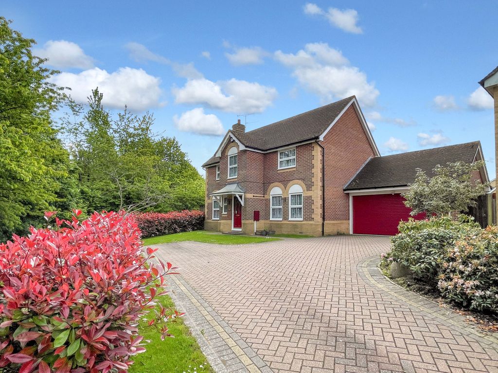 4 bed detached house for sale in Earles Meadow, Horsham RH12, £650,000