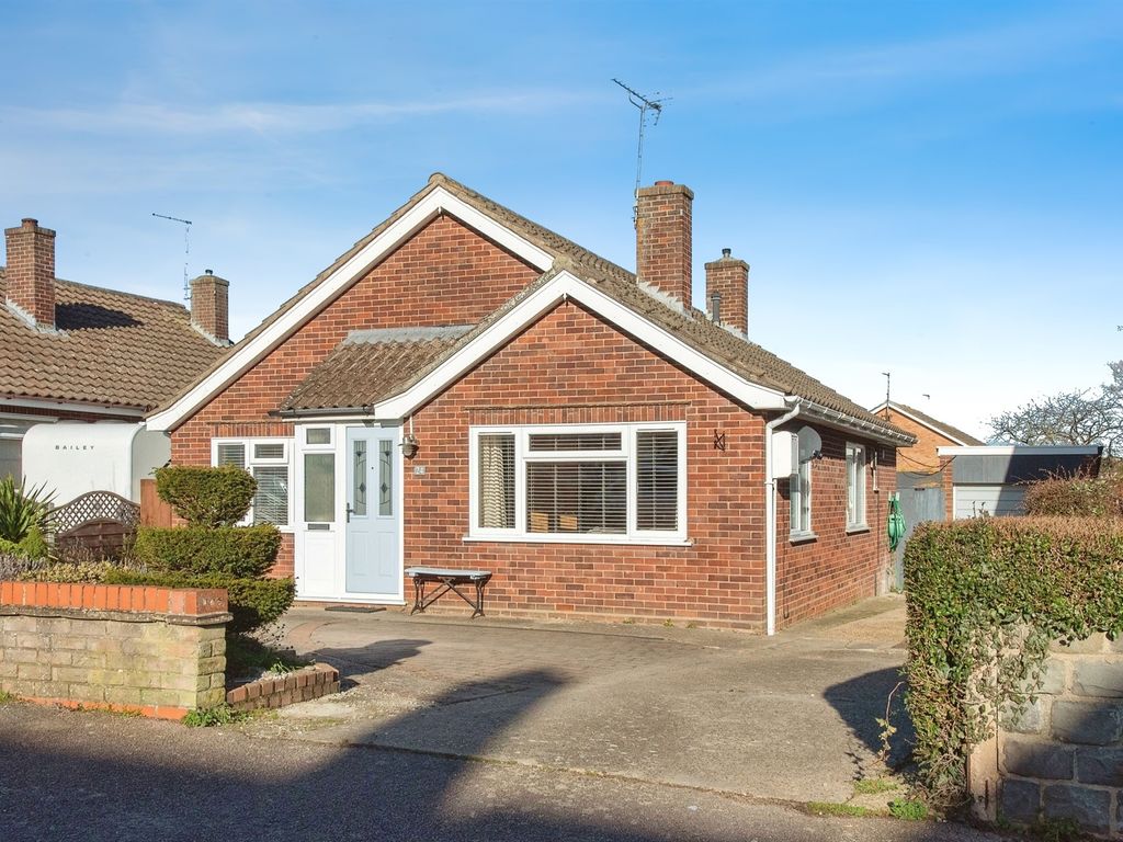 2 bed detached bungalow for sale in St. Peters Road, Stowmarket IP14, £