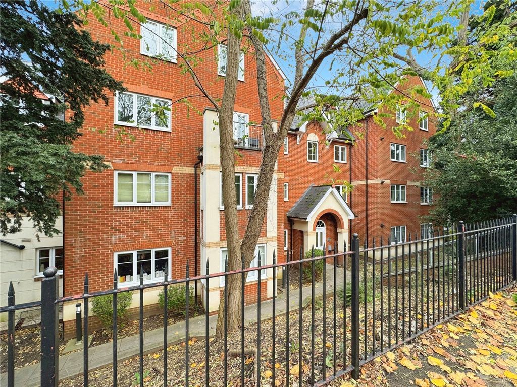 2 bed flat for sale in Connaught Road, Reading, Berkshire RG30, £