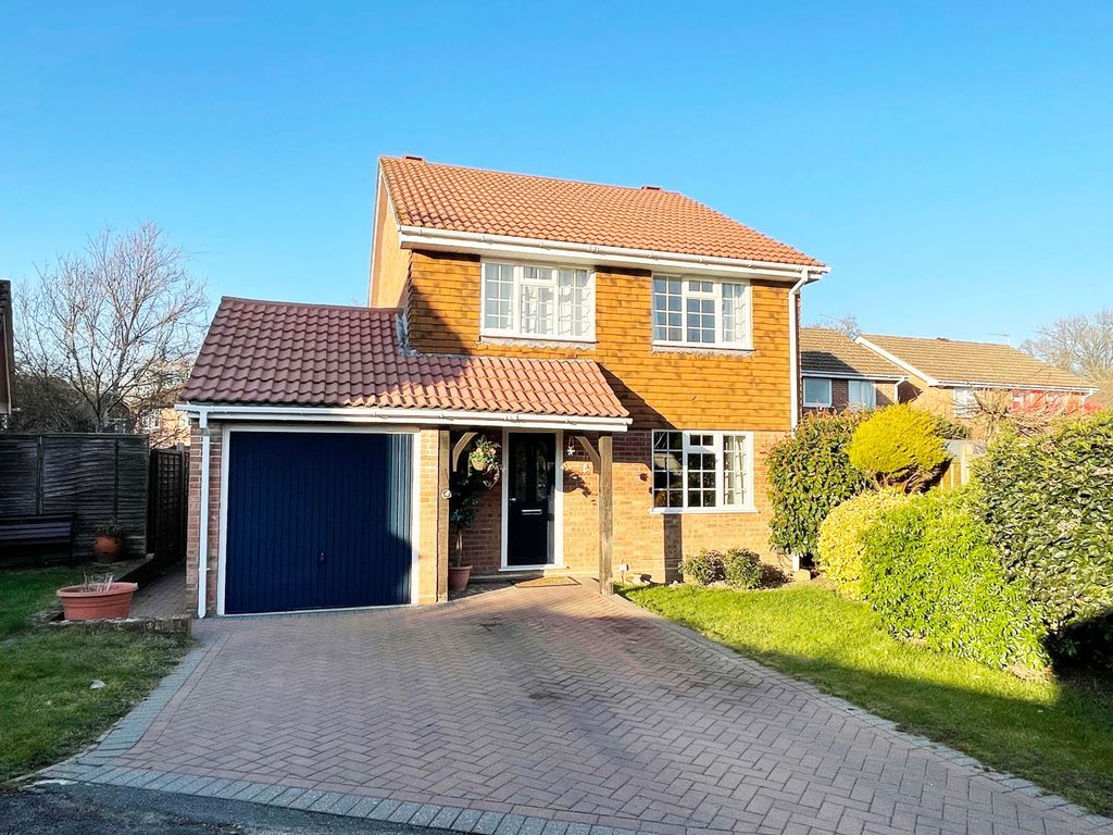 4 bed detached house for sale in Martins Wood, Chineham, Basingstoke