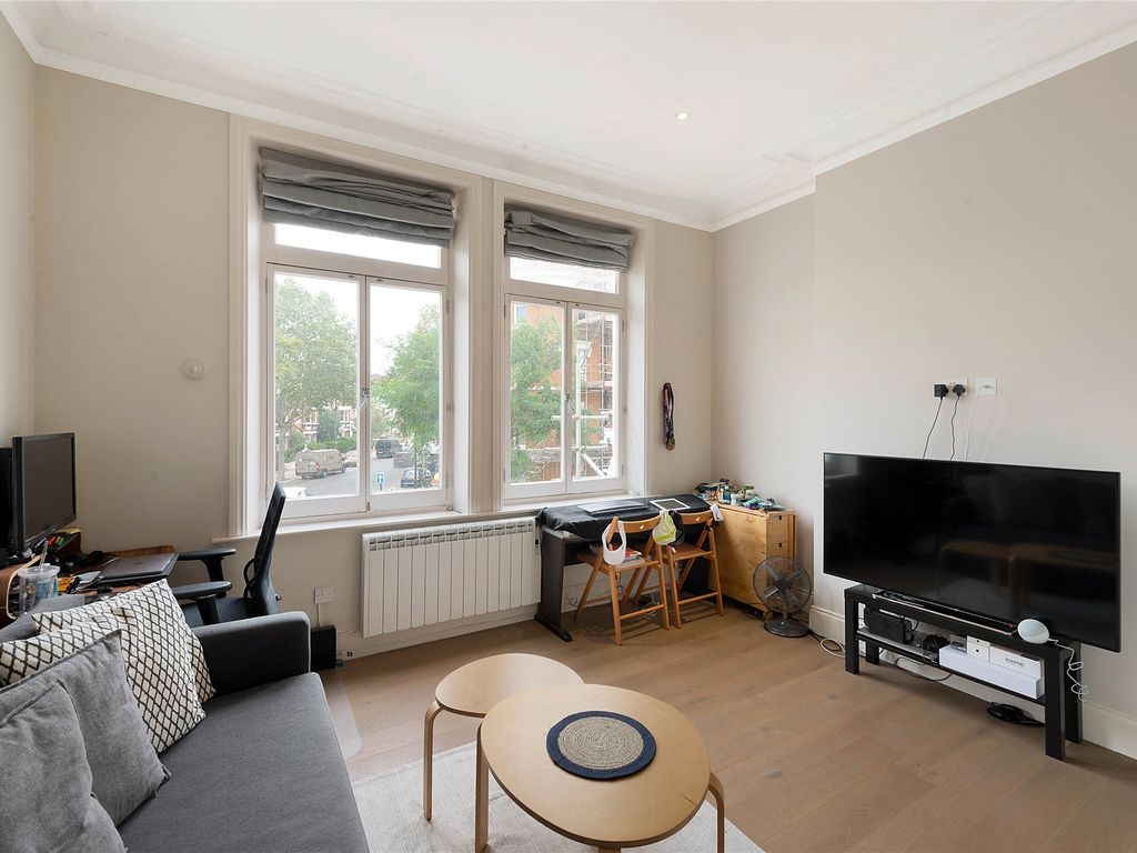1 bed flat for sale in Battersea Bridge Road, London SW11, £450,000