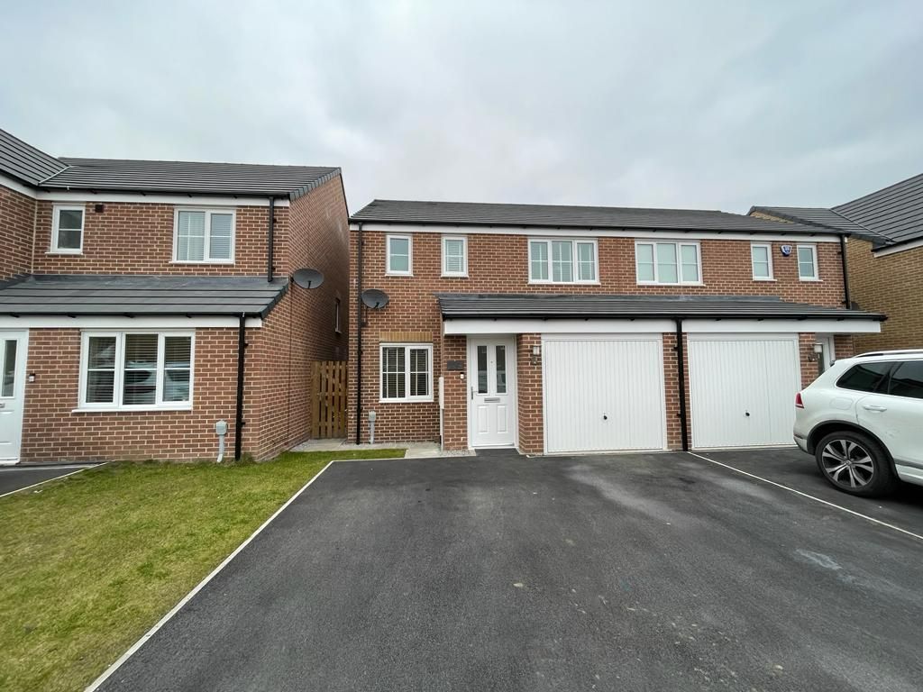 3 bed semidetached house for sale in Frobisher Avenue, Castleford WF10