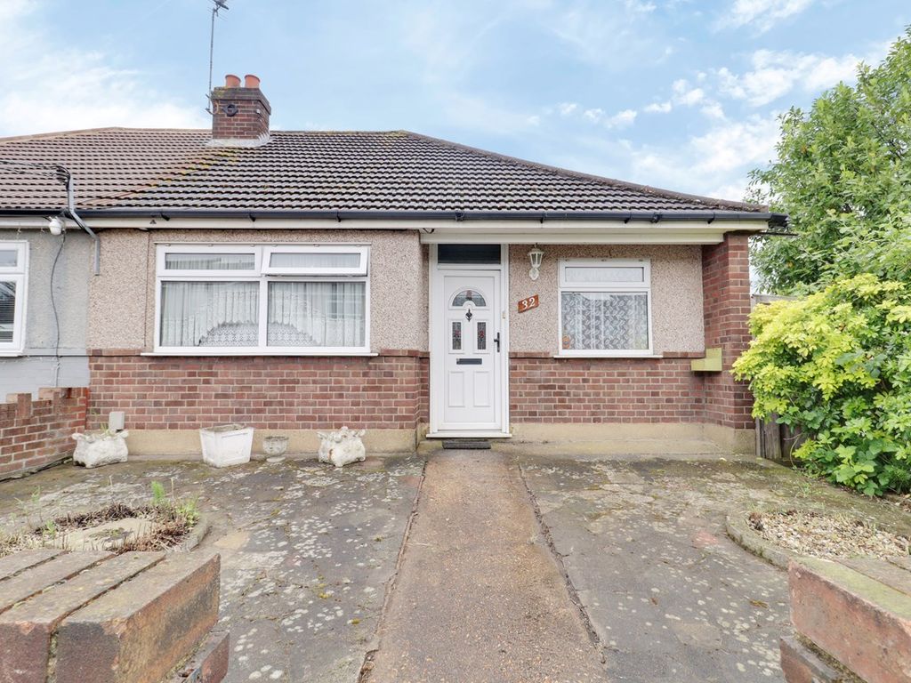 2 bed semidetached bungalow for sale in Betterton Road, Rainham RM13