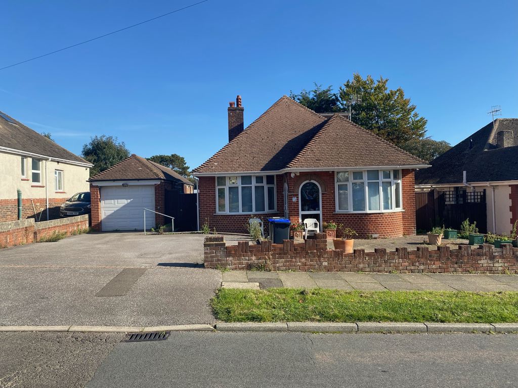 3 bed detached bungalow for sale in Lynchmere Avenue, Lancing BN15, £