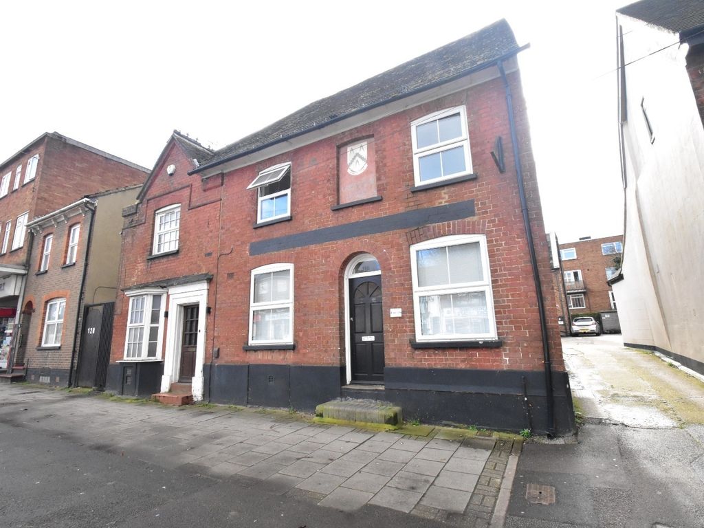 Studio to rent in 116 High Street South, Dunstable, Bedfordshire LU6, £