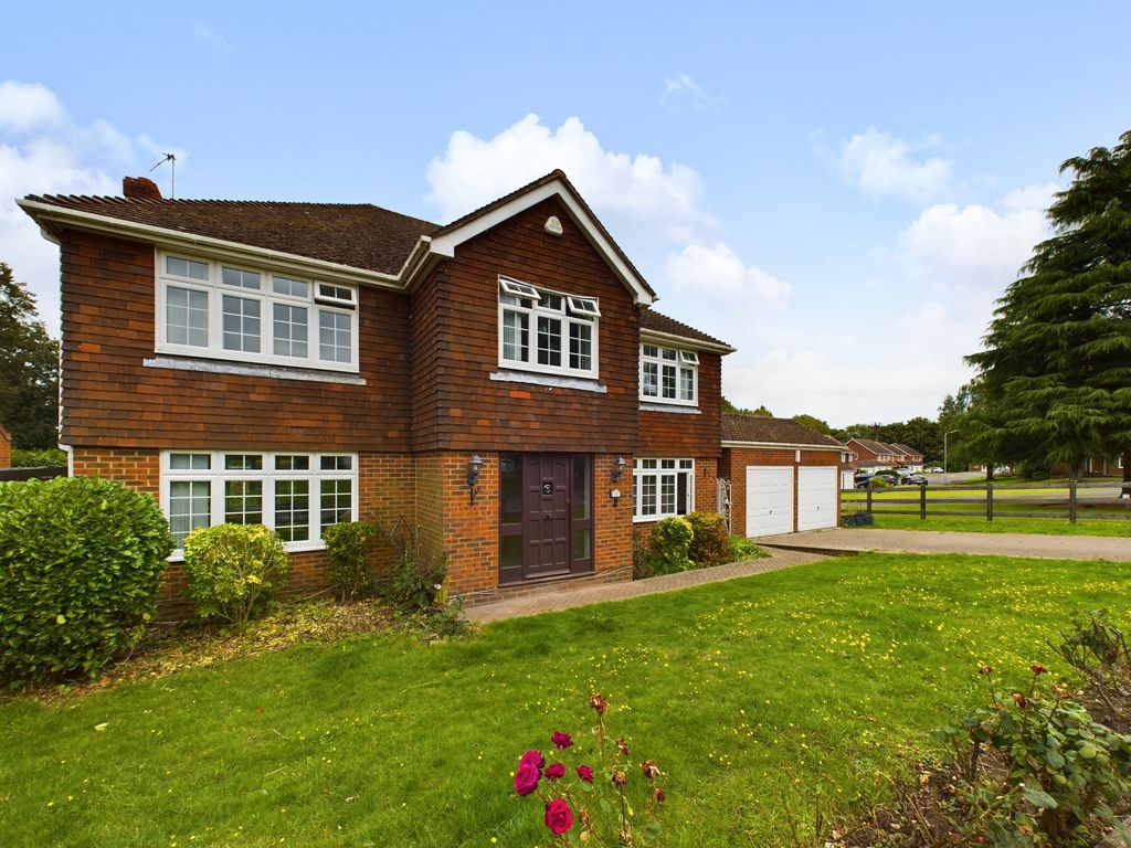 5 bed detached house to rent in Knights Templar Way, High HP11