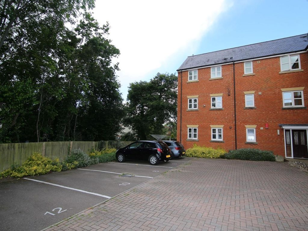 2 bed flat to rent in Massey Road, Tiverton EX16, £750 pcm Zoopla