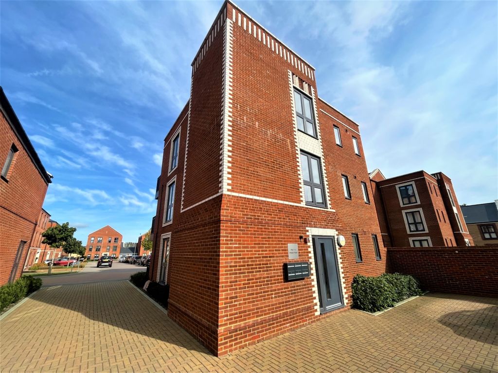2 bed flat to rent in Baddlesmere Drive, Kings Hill, West Malling ME19