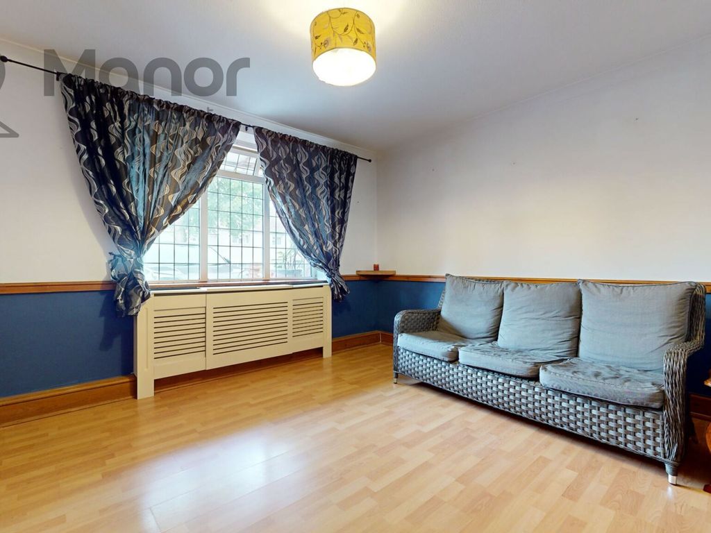 3 bed terraced house to rent in Barnstaple Road, Romford RM3, £1,800