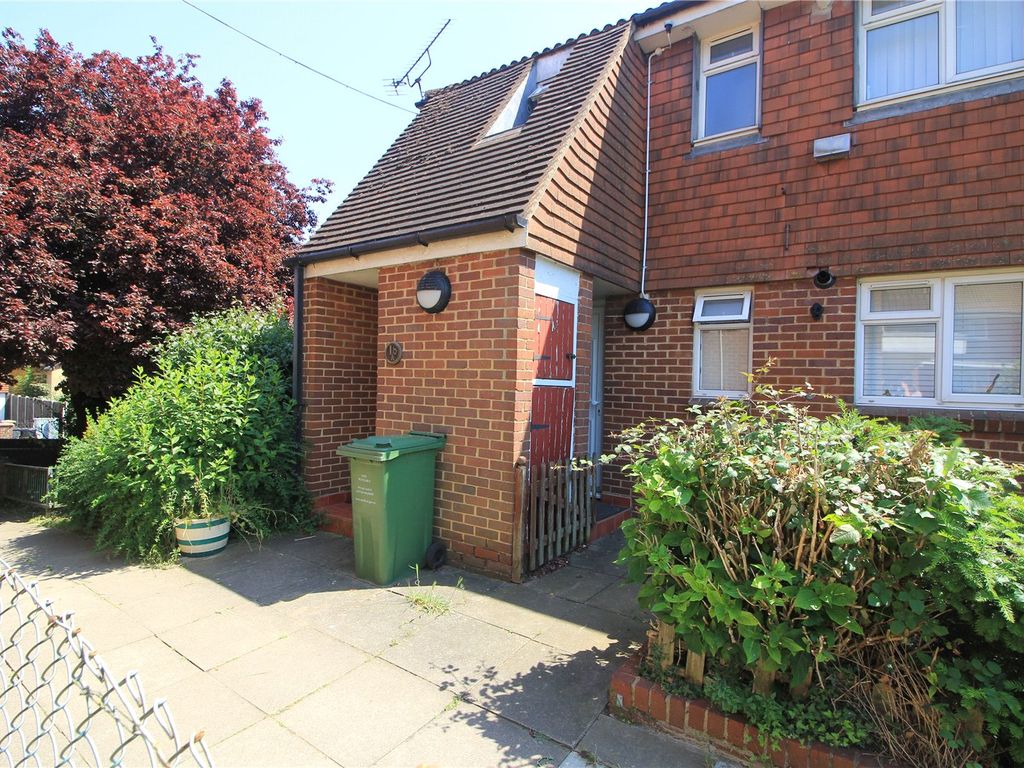 2 bed flat to rent in Main Road, Sutton At Hone, Dartford, Kent DA4