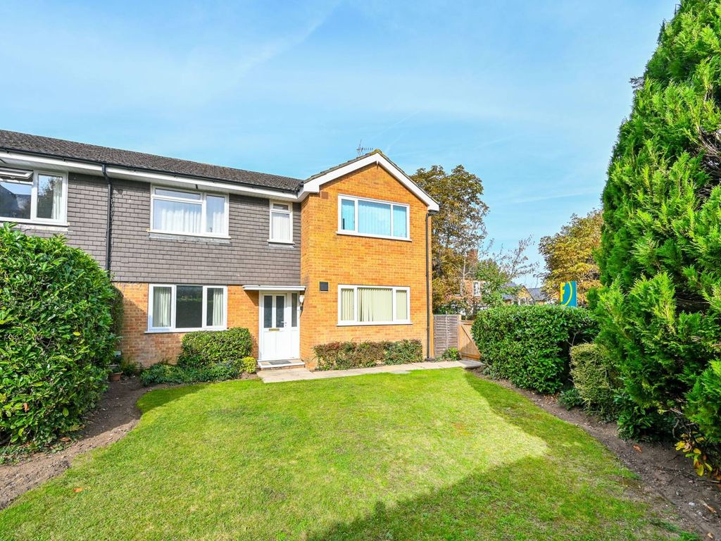 2 bed for sale in Berkeley Court, Guildford GU1, £355,000
