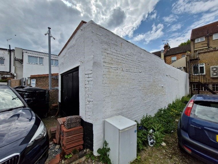 Warehouse to let in Chipstead Valley Road, Coulsdon CR5, £8,000 pa Zoopla