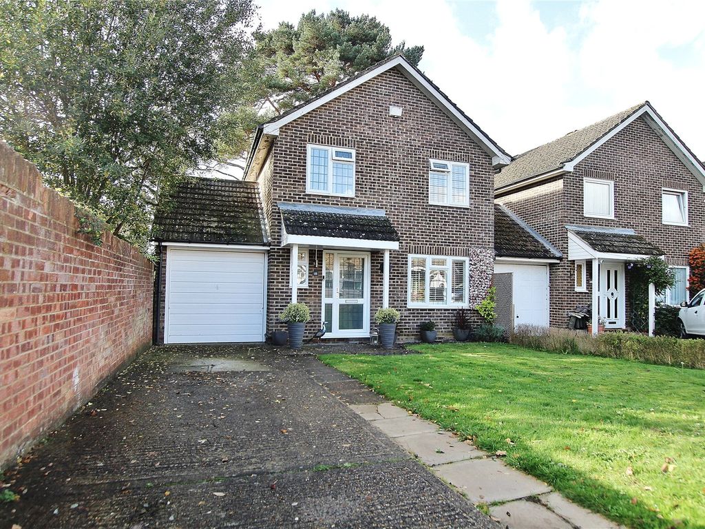 4 bed linkdetached house for sale in Snowdrop Way, Bisley, Woking GU24