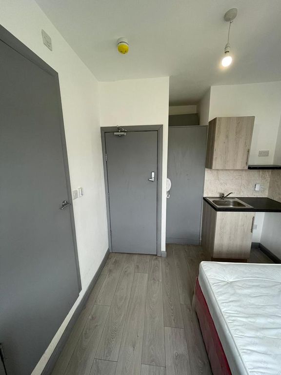 1 bed flat to rent in Parkfield Drive, Northolt UB5, £995 pcm Zoopla