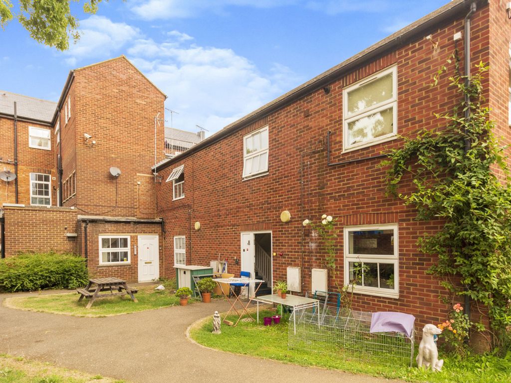 3 bed flat to rent in Street, Bletchley MK2 Zoopla
