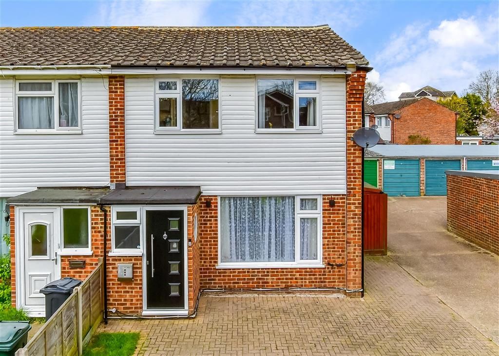 3 bed end terrace house for sale in Belmont Road, Kennington, Ashford