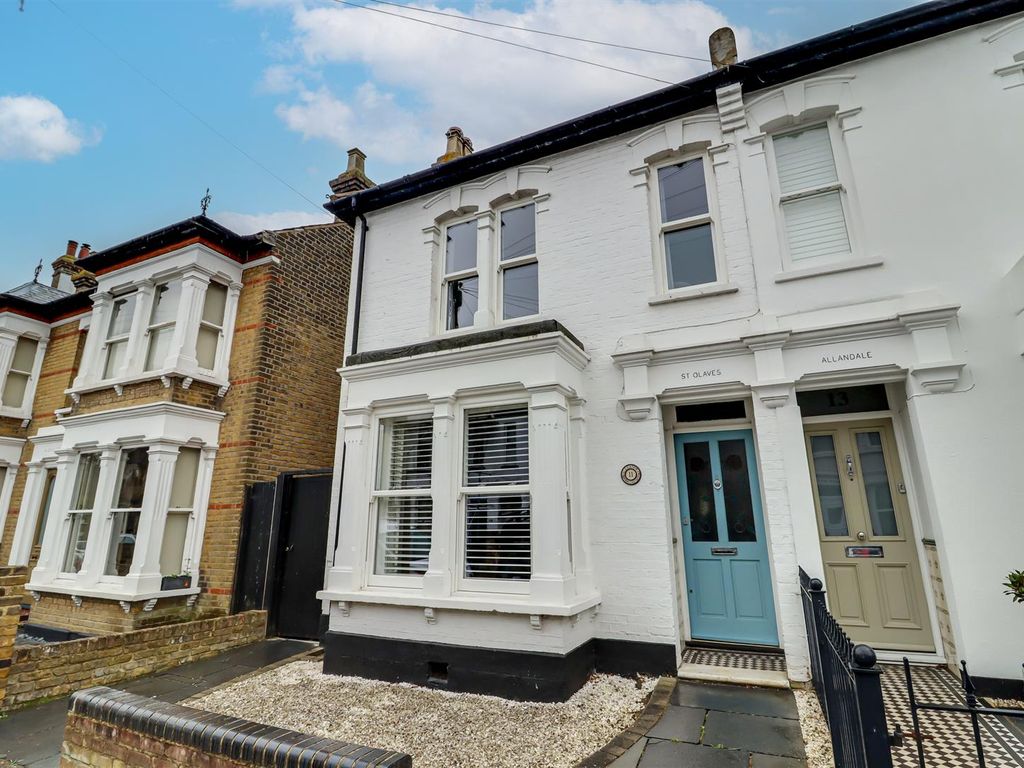 3 bed property for sale in Alexandra Road, LeighOnSea SS9, £600,000