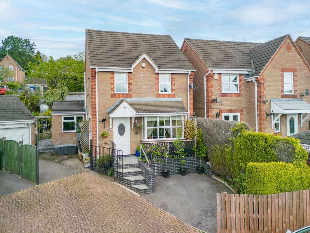3 bed detached house for sale in Victoria Hall Gardens, Matlock DE4, £