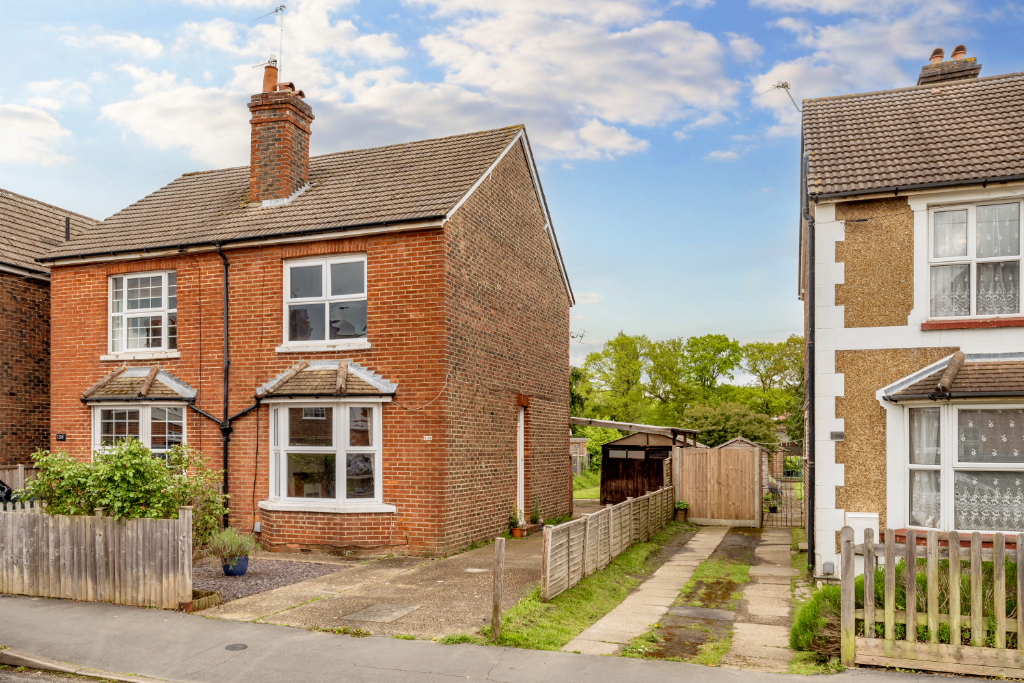 3 bed semidetached house for sale in Lumley Road, Horley, Surrey RH6