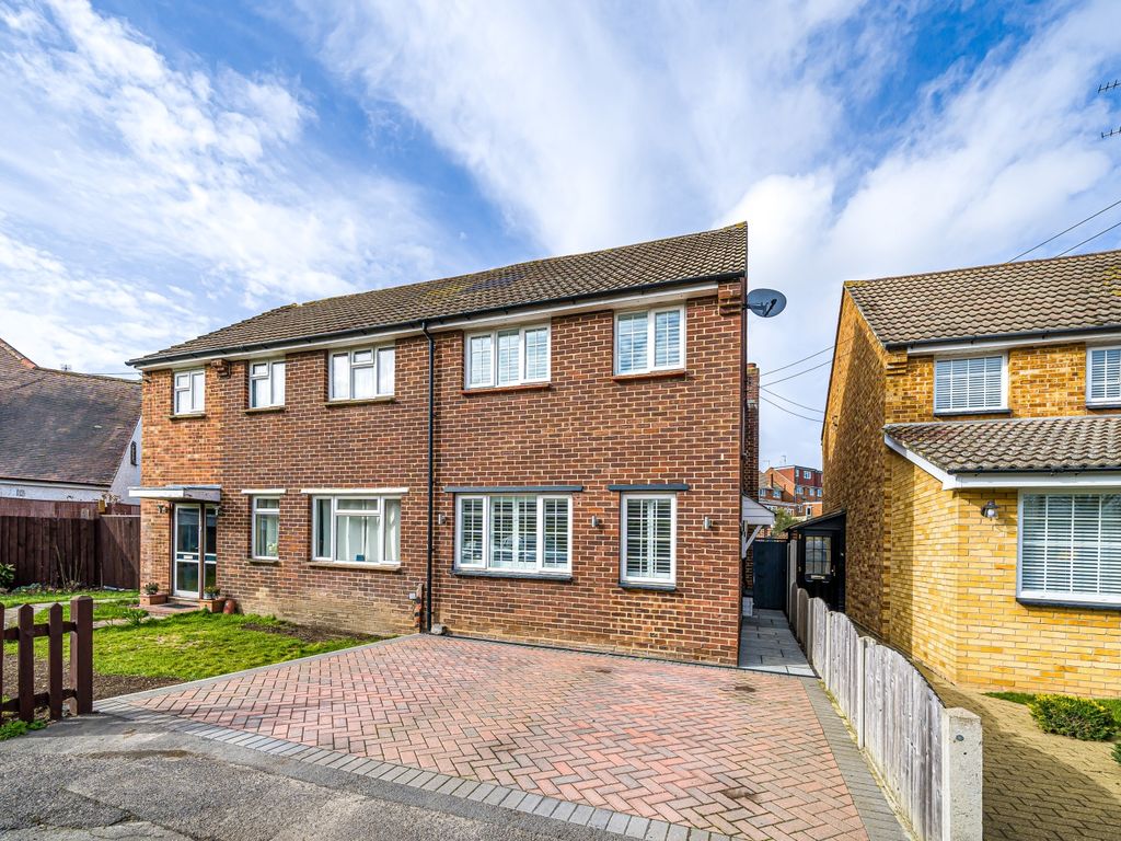 3 bed semidetached house for sale in Laura Drive, Hextable, Swanley