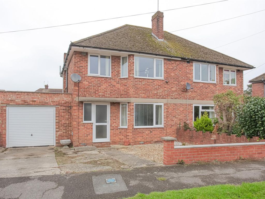 3 bed semidetached house for sale in Grimsbury Drive, Banbury OX16, £