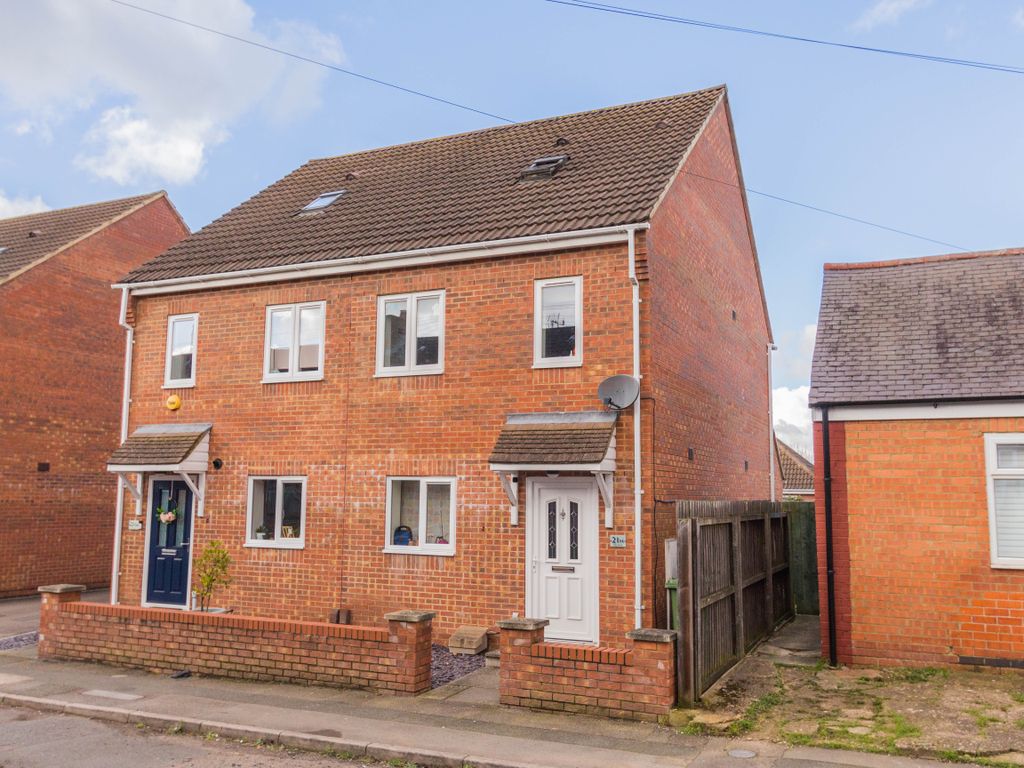 3 bed semidetached house for sale in Allen Road, Finedon