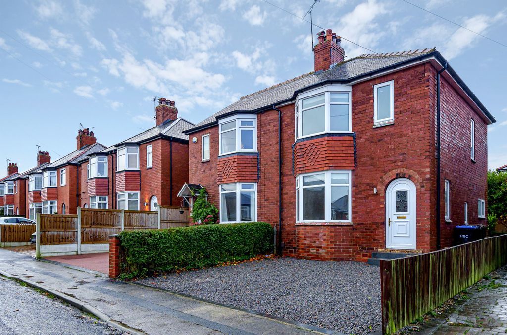 3 bed semidetached house to rent in Harlow Crescent, Harrogate HG2, £