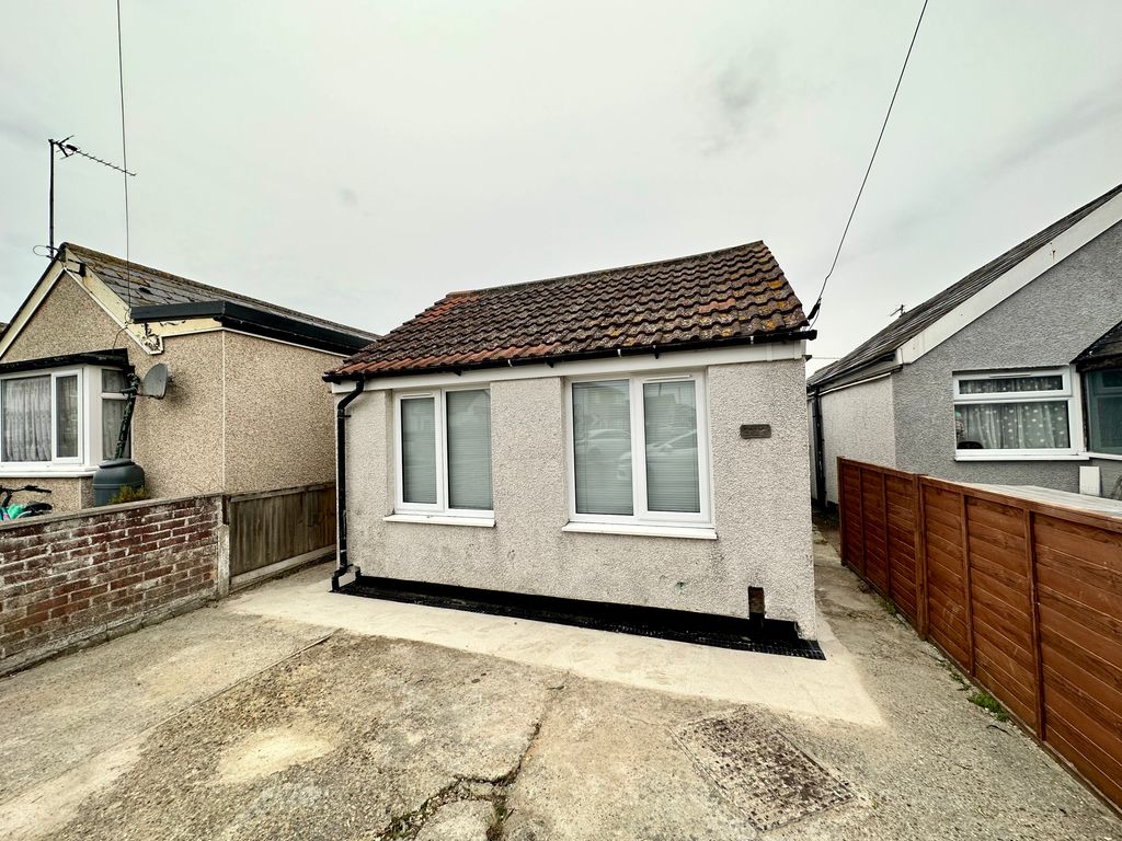 2 bed bungalow to rent in Meadow Way, Jaywick, ClactonOnSea CO15, £