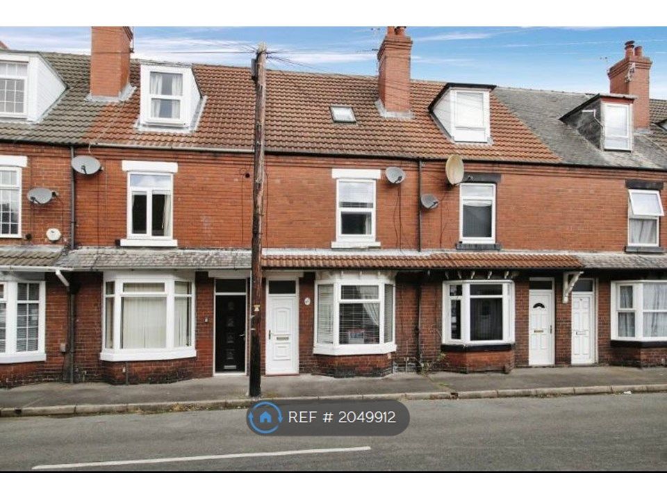 4 bed terraced house to rent in Swan Street, Bentley, Doncaster DN5, £