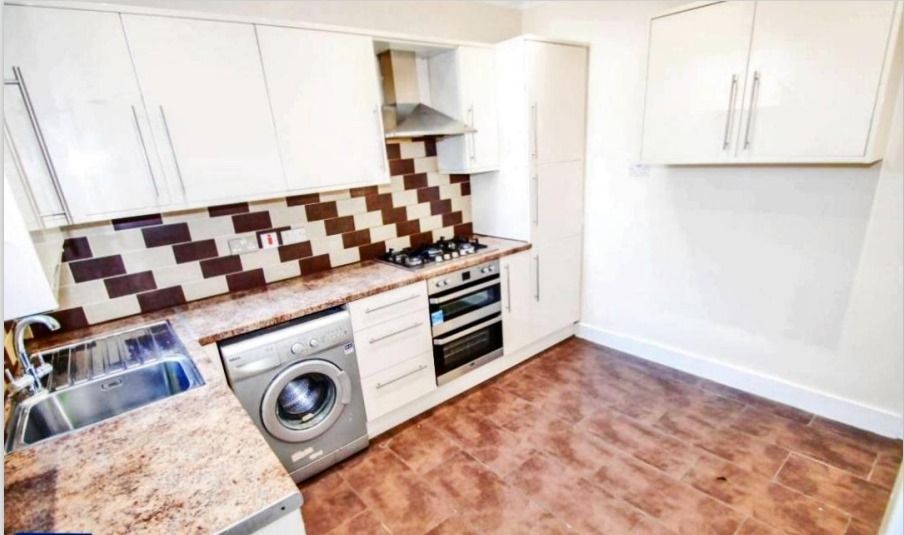 3 bed terraced house to rent in St Vincent Road, Dartford DA1, £1,700