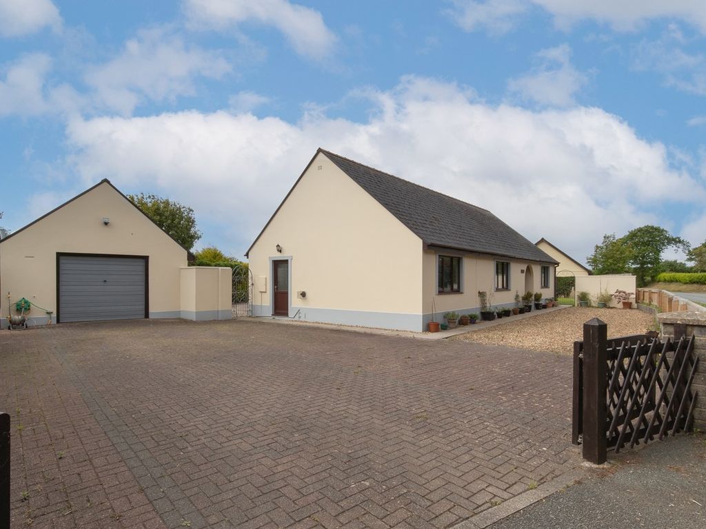 4 bed detached bungalow for sale in New Road, Freystrop, Haverfordwest