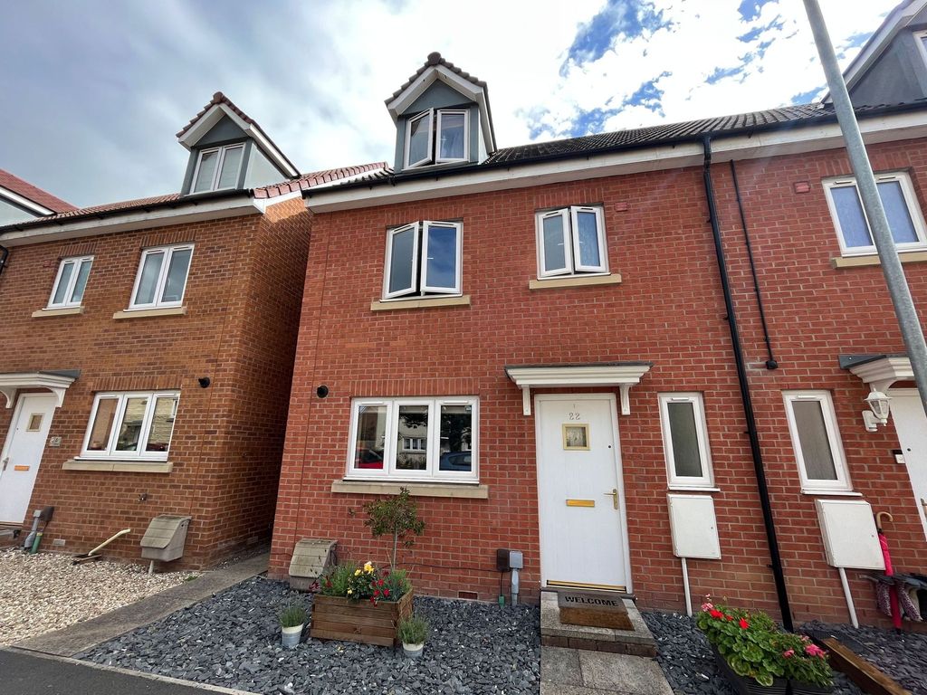 4 bed town house to rent in Thirsk Drive, Trowbridge BA14, £1,600 pcm