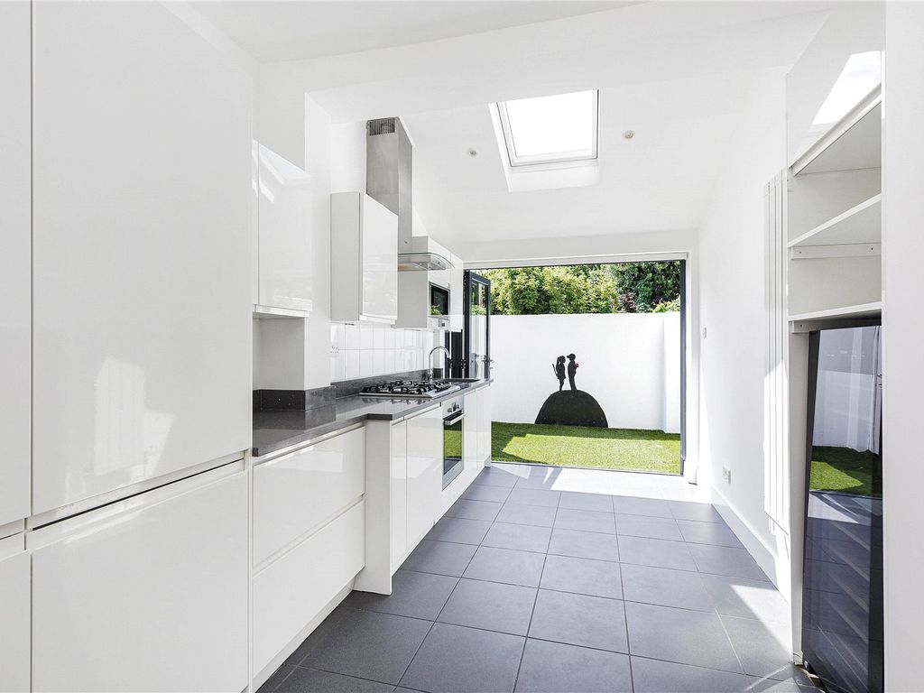 2 bed flat for sale in Wandsworth Bridge Road, London SW6, £675,000