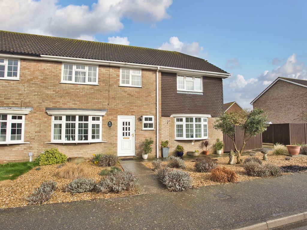 4 bed semidetached house for sale in Matthews Close, Deal CT14, £