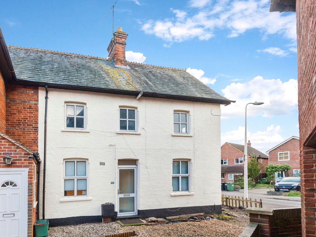 3 bed end terrace house for sale in Greenham Road, Newbury RG14, £