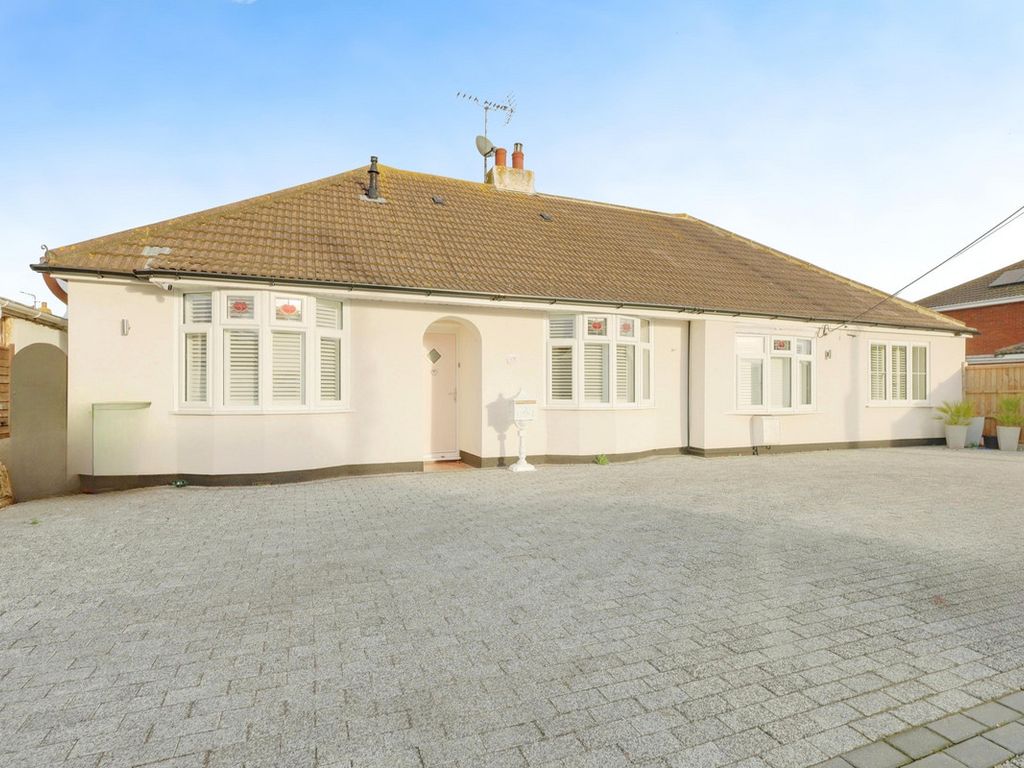 5 bed detached bungalow for sale in Ash Road, Canvey Island SS8, £