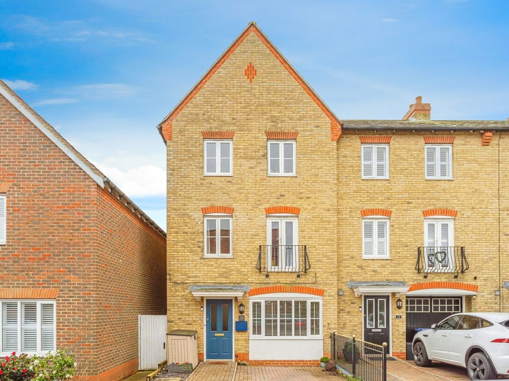 4 bed end terrace house for sale in Curf Way, Burgess Hill RH15, £