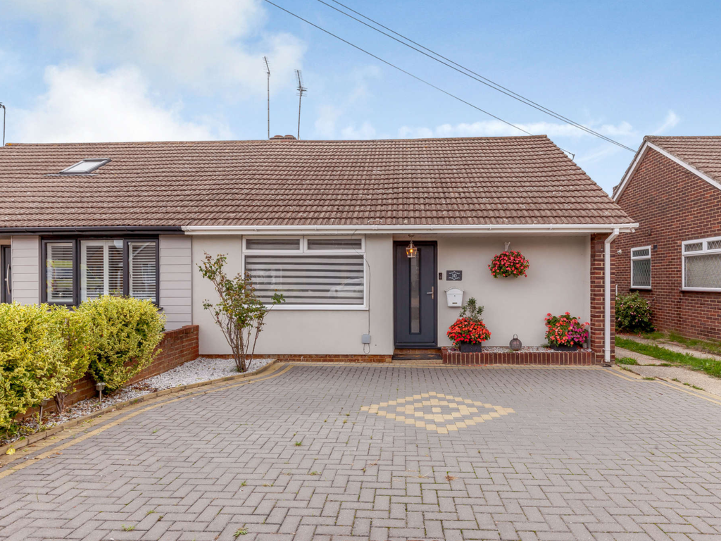 3 bed semidetached house for sale in Graham Close, Hutton, Brentwood