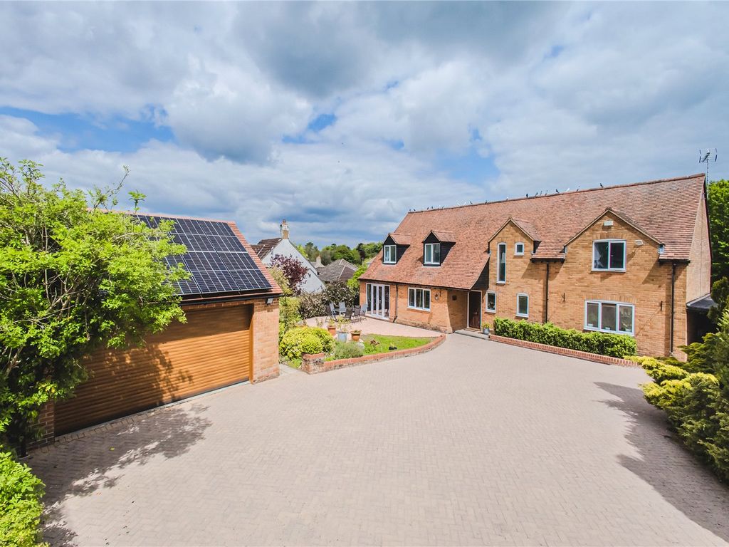 4 bed detached house for sale in New Road, Chiseldon, Wiltshire SN4