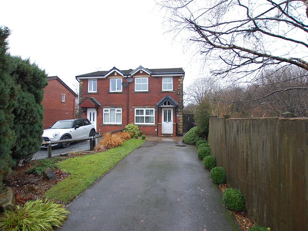 3 bed semidetached house to rent in Hill View Close, Oldham, Greater Manchester OL1, £1,300 pcm