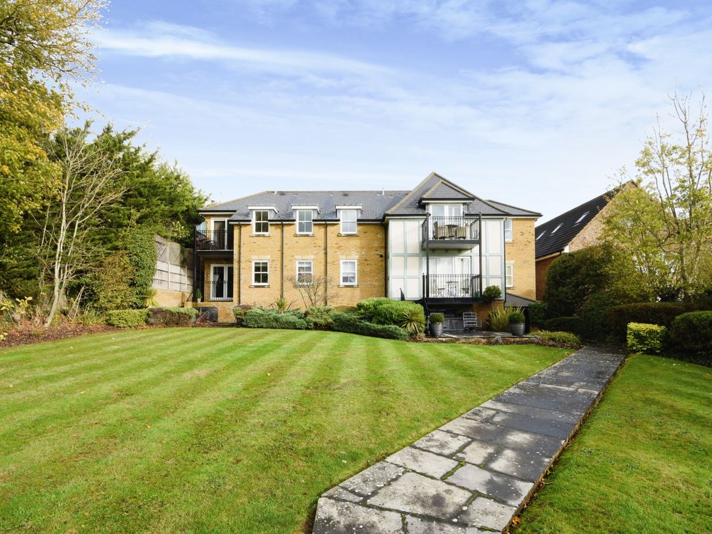 2 bed flat for sale in Noak Hill Road, Billericay, Essex CM12, £400,000