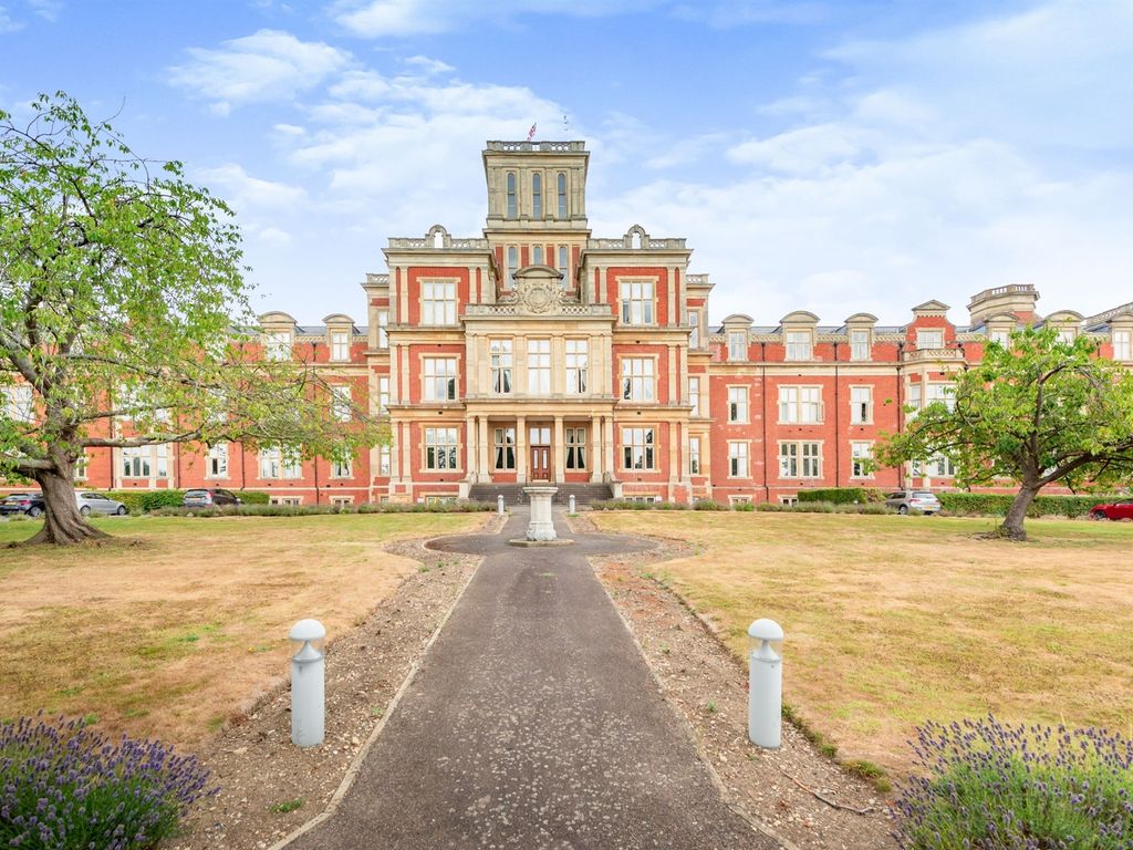 2 bed flat for sale in Royal Earlswood Park, Redhill RH1 Zoopla