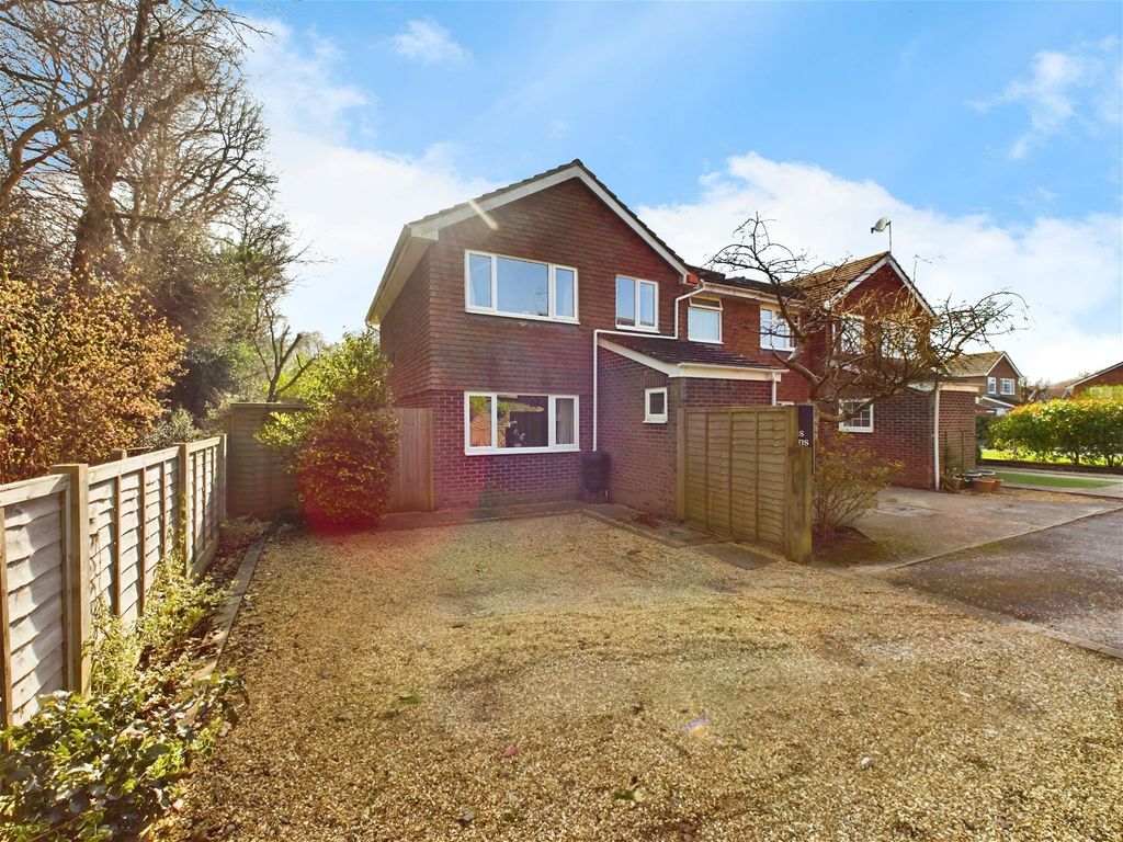 4 bed semidetached house for sale in Fallow Deer Close, Horsham RH13
