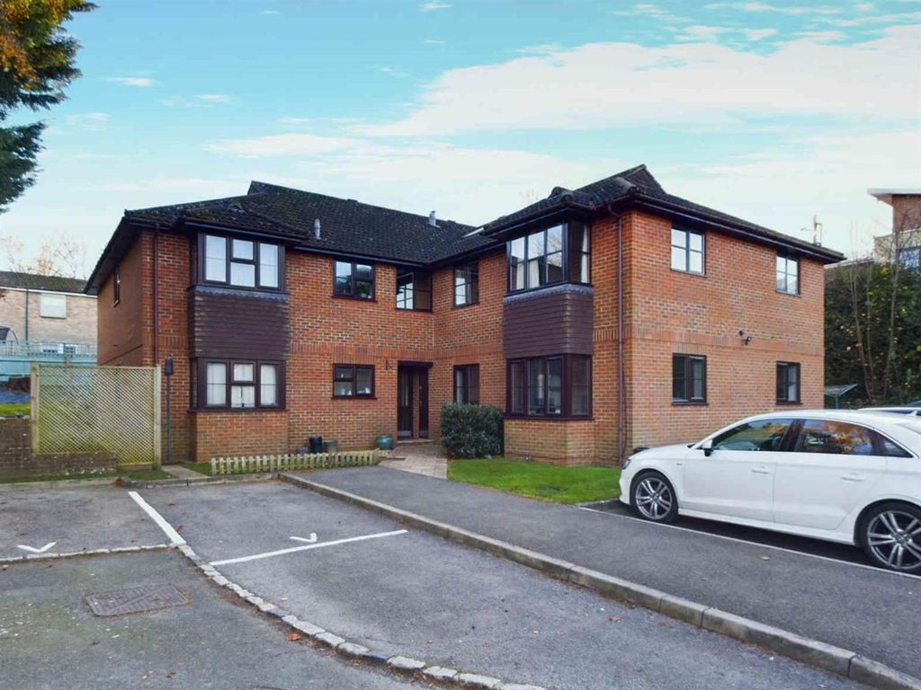 2 bed flat for sale in Lawrence Dale Court, Basingstoke RG21, £150,000