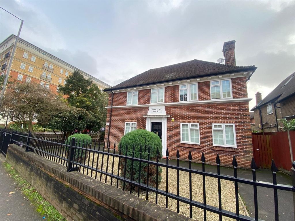 3 bed flat to rent in Kingsend Court, Kingsend, Ruislip HA4, £1,800 pcm Zoopla