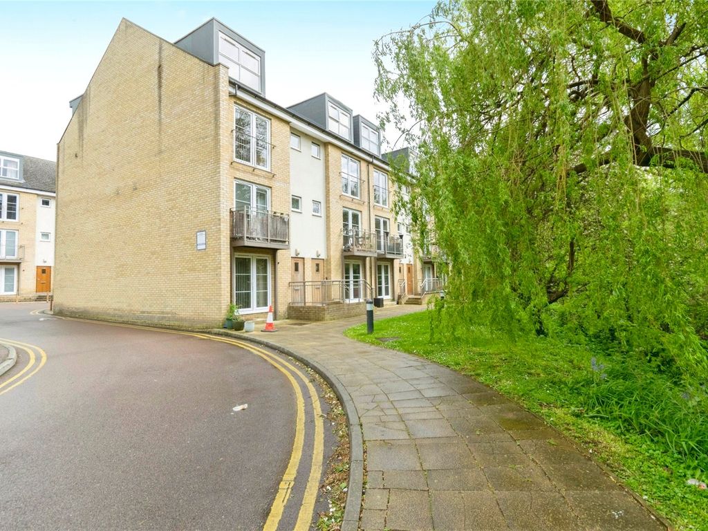 2 bed flat for sale in Grove Road, Hitchin, Hertfordshire SG4, £310,000