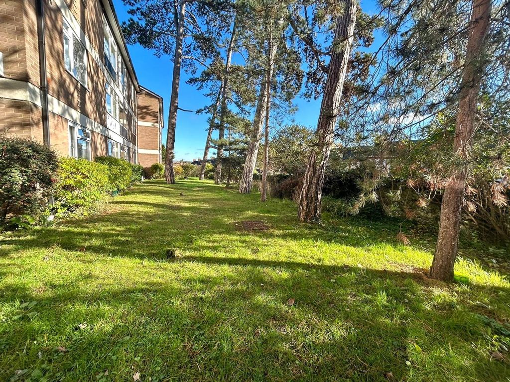 2 bed flat for sale in Tonbridge Road, Maidstone, Kent ME16, £115,000 Zoopla