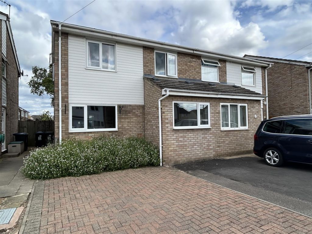 4 bed semidetached house for sale in Guntons Close, Soham, Ely CB7, £
